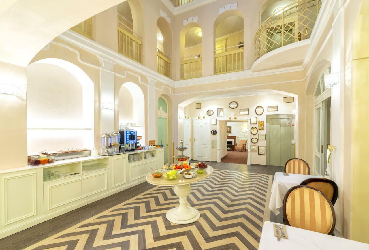 Promenada Romantic Hotel カルロヴィ・ヴァリ エクステリア 写真