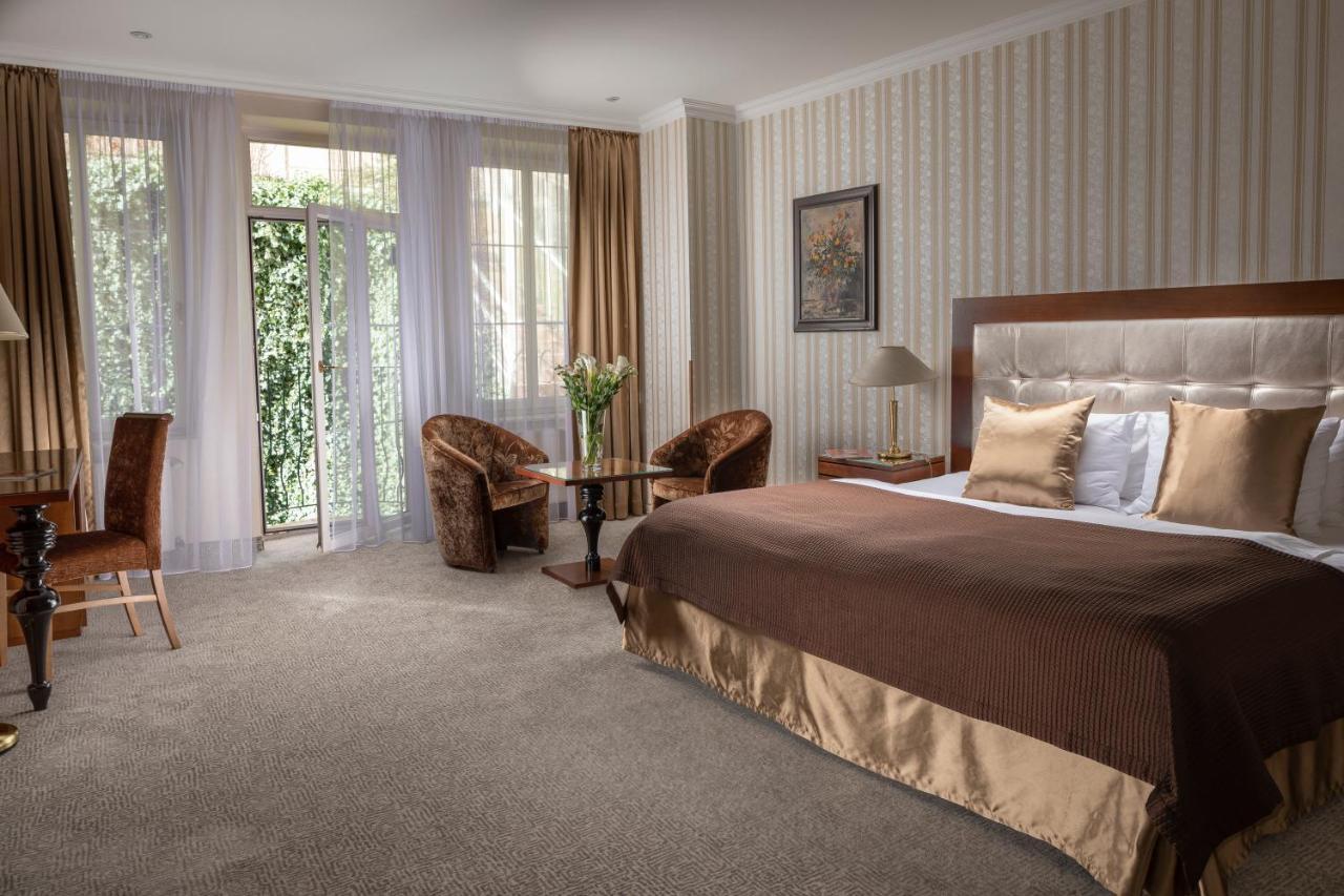 Promenada Romantic Hotel カルロヴィ・ヴァリ エクステリア 写真